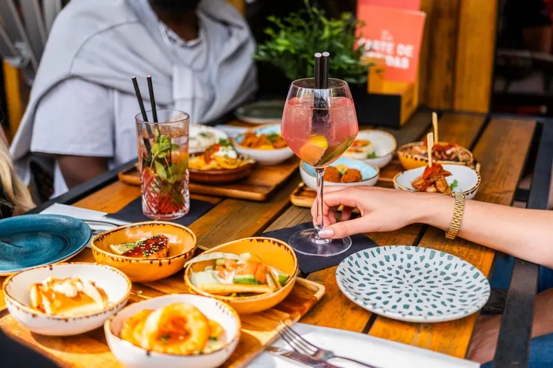 Cocktails en tapas op een houten tafel op het terras